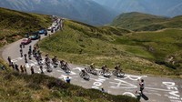 Peleton pebalap melakukan pendakian di Pegunungan Col de Spandelles, pada etape 18 TDF 2022, Kamis (21/7/2022). Rute sejauh 143,2 km tersebut membentang dari Kota Lourdes dan finish di pegunungan Hautacam.  (Thomas Samson/AFP/Getty Images)