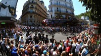 Peleton pebalap memulai start etape 18 Tour de France (TDF) 2022 di Kota Lourdes, Prancis, Kamis (21/7/2022). Etape ini dimenangkan Jonas Vingegaard dengan waktu 3 jam 59 menit 50 detik. (Dario Belingheri/Getty Images)