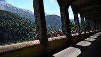 Peloton pebalap melintasi rute pegunungan pada etape 18 TDF 2022, Kamis (21/7/2022). Etape 18 menjadi penentu pemenangan TDF 2022. Kecil kemungkinan Vingeaard tergusur dari puncak klasemen meski etape masih menyisakan 3 kali lagi. (Anne-Christine /Getty Images)