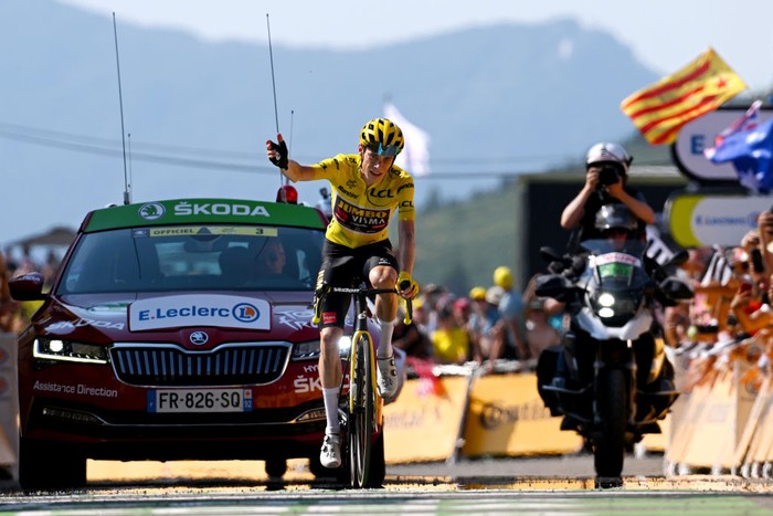 1410128984 HAUTACAM, FRANCE - JULY 21: Tadej Pogacar of Slovenia and UAE Team Emirates - White Best Young Rider Jersey competes in the chase while fans cheer during the 109th Tour de France 2022, Stage 18 a 143,2km stage from Lourdes to Hautacam 1520m / #TDF2022 / #WorldTour / on July 21, 2022 in Hautacam, France. (Photo by Tim de Waele/Getty Images)