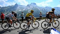 Tampak Pogacar menempel ketat Vingegaard. Etape 18 merupakan etape pendakian terakhir TDF 2022 (Anne-Christine/AFP via Getty Images)