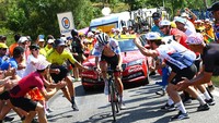 Pogacar berusaha mengejar Vingegaard pada 10 km terakhir sebelum finish. Usai kecelakaan di km 28 menjelang finish, Pogacar tidak terlihat melakukan serangan berarti. (Tim de Waele/Getty Images)