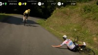 Tadej Pogacar tersungkur saat melakukan cornering pada segmen jalanan menurun di KM 28 menjelang garis finish etape 18 TDF 2022, Kamis (21/7/2022). Akibat insiden ini, Pogacar tertinggal sekitar 8 detik dari rivalnya, Jonas Vingegaard. (tangkapan layar Youtube)