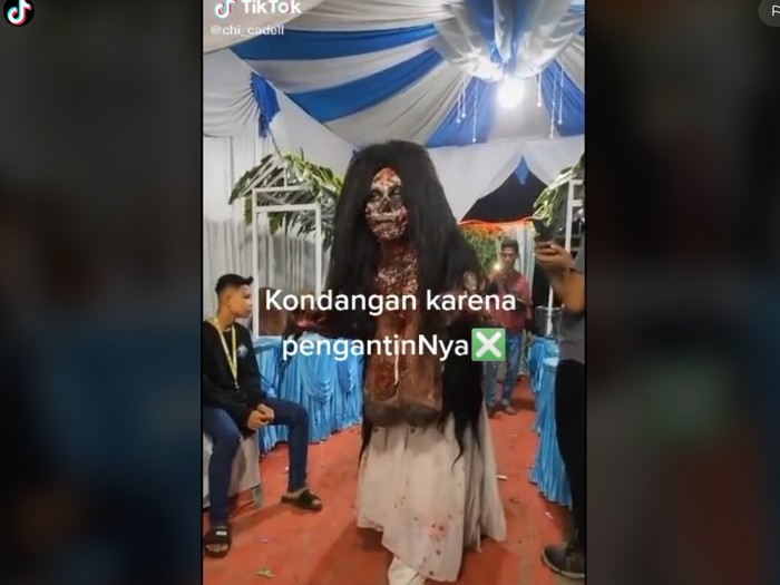 Acara pernikahan ini viral karena undang sosok seram. Acara pernikahan ini viral karena undang sosok seram.