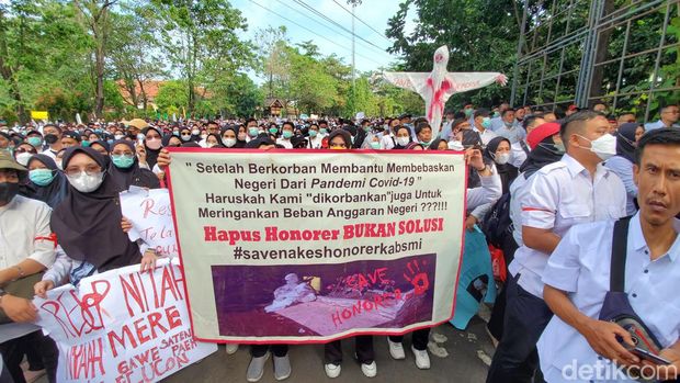 Aksi unjuk rasa pegawai honorer pelayan kesehatan (Yankes( di DPRD Sukabumi.