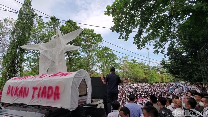 Aksi unjuk rasa pegawai honorer pelayan kesehatan (Yankes( di DPRD Sukabumi.