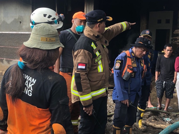 Apkari Jabar Bantu Bersihkan Sisa Banjir Garut