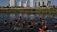 Sejumlah anak bermain di kawasan Cilincing, Jakarta Utara. Kegiatan bermain di laut menjadi kebiasaan para anak, meski dengan kondisi air yang hitam mereka tetap asyik bermain bersama. Foto: Pradita Utama