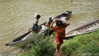 Beginilah potret anak-anak di pedalaman Kalimantan Barat yang berbatasan langsung dengan Malaysia. Mereka tampak asyik bermain di sungai sambil membantu orang tua mereka mengumpulkan pasir untuk dibawa pulang dan dijual kembali. Foto: Rachman_punyaFOTO