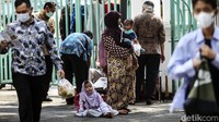 Masa-masa kecil memang seharusnya diisi dengan kegiatan bermain bersama rekan sebayanya, tapi ada beberapa dari mereka yang justru kurang beruntung, hari-harinya malah diisi dengan kegiatan mencari rejeki/uang bersama orang tuanya. Seperti ini salah satunya. Foto: Rifkianto Nugroho