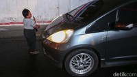 Kegiatan seperti memulung hingga mengamen di jalanan Ibu Kota masih banyak kita dijumpai, parahnya lagi masih ada anak yang diajak hingga digendong untuk mendapatkan belas kasih pengendara yang tengah menunggu kemacetan. Foto: Rifkianto Nugroho