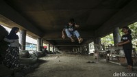 Beginilah potret saat anak-anak bermain di kampung pemulung yang berada di bawah jembatan kolong Tol di Jakarta. Foto: Rifkianto Nugroho