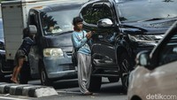 Kegiatan mengamen juga masih ditemui di sejumlah lampu merah, aksinya tersebut diakui sekedar mencari uang tambahan untuk jajan hingga membantu orang tua dalam memenuhi kebutuhan sehari-hari. Foto: Rifkianto Nugroho