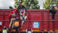 Sekolah menjadi ladang ilmu bagi para pelajar, anak-anak yang menjadi bibit masa depan bangsa sudah selayaknya mendapatkan hak yang sama untuk mendapatkan pendidikan yang merata. Seperti di Bogor, Jawa Barat nampak anak-anak dengan semangatnya menimba ilmu meski harus menaiki truk atau berjalan kaki. Foto: Rifkianto Nugroho