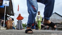 Selain konsern akan kasus putus sekolah, kasus anak mencari uang di jalan juga sengaja dilakukan saat jam pulang sekolah. Hal itu dilakukan untuk menghindari jam-jam rawan petugas saat merazia kawasan yang kerap mereka jadikan tempat mencari uang. Anak-anak di kepulauan Sabang ini tampak asyik bermain dengan rekan sebayanya. Seharusnya, anak-anak hidup dan bisa bermain dengan layak san sehat seperti ini. Foto: Rifkianto Nugroho