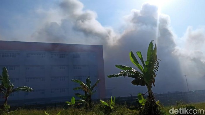 Asap kebakaran pabrik pupuk di Mranggen mengarah ke gedung RS Pelita Anugerah, Jumat (22/7/2022).