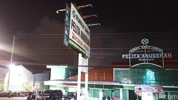 Asap membubung dampak dari bara api yang belum padam dari kebakaran gudang pupuk di Mranggen, Demak, Jumat (22/7/2022).