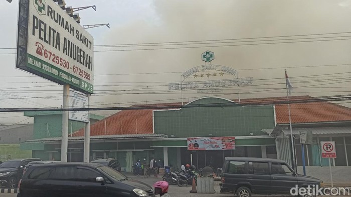 Asap putih kekuningan membubung dari gudang pupuk yang kebakaran di Mranggen, Demak, Jumat (22/7/2022) sore.