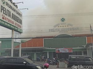 Asap Putih Kekuningan Membubung dari Gudang Pupuk Mranggen yang Terbakar