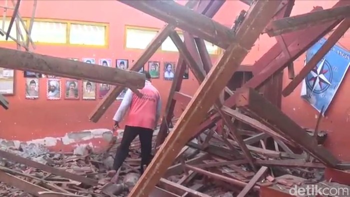 Atap SDN 7 Desa Sidolaju Ngawi runtuh