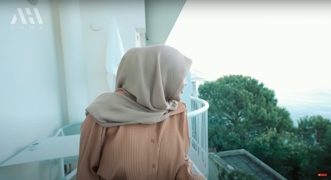 Penginapan Atta dan Aurel itu menyuguhkan pemandangan laut dan alam Italia yang begitu indah. Atta sendiri menjelaskan jika hotel-hotel di sana memang berbentuk butik, bukan seperti gedung-gedung yang biasa ditemui di perkotaan. Foto: YouTube/AH