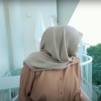 Penginapan Atta dan Aurel itu menyuguhkan pemandangan laut dan alam Italia yang begitu indah. Atta sendiri menjelaskan jika hotel-hotel di sana memang berbentuk butik, bukan seperti gedung-gedung yang biasa ditemui di perkotaan. Foto: YouTube/AH