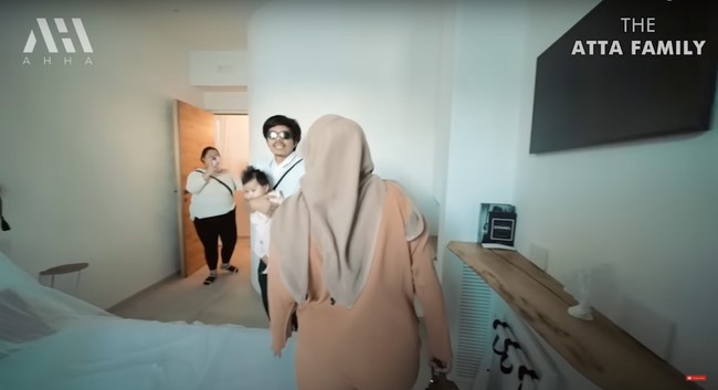 Didominasi oleh warna putih, hotel tersebut terlihat simpel dengan ukuran ruangan yang tidak terlalu besar namun tetap nyaman. Di dalam kamarnya juga dilengkapi dengan sebuah televisi. Foto: YouTube/AH