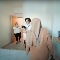 Didominasi oleh warna putih, hotel tersebut terlihat simpel dengan ukuran ruangan yang tidak terlalu besar namun tetap nyaman. Di dalam kamarnya juga dilengkapi dengan sebuah televisi. Foto: YouTube/AH