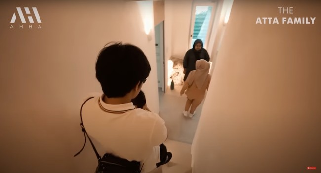 Di bagian bawah hotel juga terdapat beberapa kamar lain yang tak kalah nyaman. Aurel bersama Atta yang sedang menggendong Ameena pun tampak melihat-lihat hotel tempat mereka akan menginap tersebut. Foto: YouTube/AH