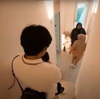 Di bagian bawah hotel juga terdapat beberapa kamar lain yang tak kalah nyaman. Aurel bersama Atta yang sedang menggendong Ameena pun tampak melihat-lihat hotel tempat mereka akan menginap tersebut. Foto: YouTube/AH