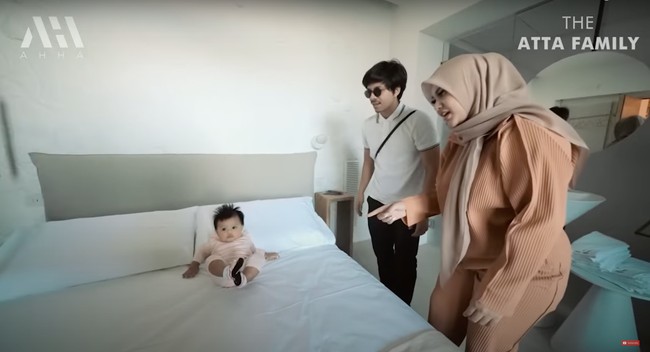 Atta Halilintar sendiri sudah menyewa beberapa kamar di hotel tersebut untuk tempatnya dan para timnnya menginap. Terlihat sang anak, Ameena yang tampak begitu menikmati momen liburan bersama kedua orangtuanya. Foto: YouTube/AH