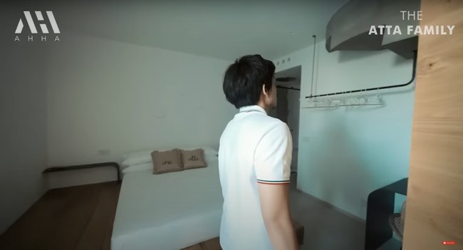 Di sebrang kamar sebelumnya terdapat kamar lain yang juga memiliki desain yang unik. Foto: YouTube/AH