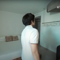 Di sebrang kamar sebelumnya terdapat kamar lain yang juga memiliki desain yang unik. Foto: YouTube/AH