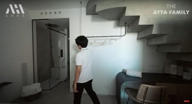 Walaupun tak terlalu besar namun kamar tersebut sudah dilengkapi dengan kamar mandi dalam yang tampak estetik. Kamar mandinya itu dibuat memanjang dan dibatasi dengan pintu kaca. Foto: YouTube/AH