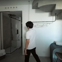 Walaupun tak terlalu besar namun kamar tersebut sudah dilengkapi dengan kamar mandi dalam yang tampak estetik. Kamar mandinya itu dibuat memanjang dan dibatasi dengan pintu kaca. Foto: YouTube/AH