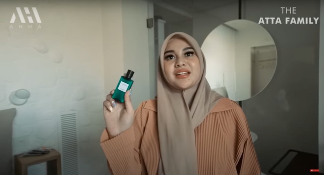 Sambil menunjukkan sabun hotel tempatnya mengiinap, Aurel menyebut jika hotel tersebut sangat sesuai dengan dirinya. Pasalnya sabun hotelnya saja bermerek Hermes. Foto: YouTube/AH