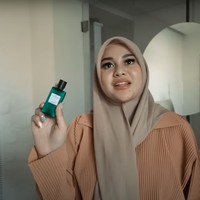 Sambil menunjukkan sabun hotel tempatnya mengiinap, Aurel menyebut jika hotel tersebut sangat sesuai dengan dirinya. Pasalnya sabun hotelnya saja bermerek Hermes. Foto: YouTube/AH