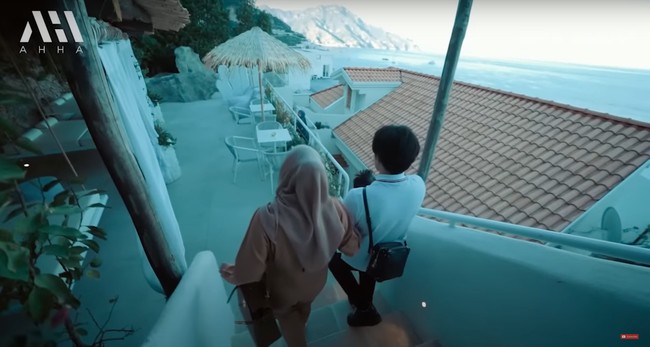 Aurel Hermansyah dan Atta Halilintar tengah menghabiskan waktu berlibur bersama ke Italia. Selama di sana keduanya menetap di sebuah hotel yang terletak di kota Amalfi, Italia. Tak hanya berdua, Atta dan Aurel juga mengajak sang anak, Ameena dan beberapa timnya. Foto: YouTube/AH
