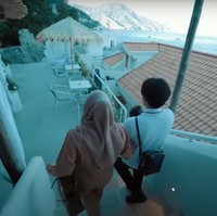 Aurel Hermansyah dan Atta Halilintar tengah menghabiskan waktu berlibur bersama ke Italia. Selama di sana keduanya menetap di sebuah hotel yang terletak di kota Amalfi, Italia. Tak hanya berdua, Atta dan Aurel juga mengajak sang anak, Ameena dan beberapa timnya. Foto: YouTube/AH