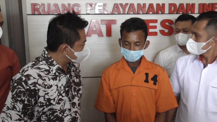 Satu dari tiga pelaku bajing loncat yang mencuri tiga kardus dari pikup viral di Medan Sumatera Utara ditangkap polisi. Pelaku mengaku memakai hasil penjualan untuk membeli rokok. Istimewa