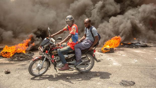 Beberapa barikade didirikan di jalan-jalan Port au Prince untuk memprotes kekurangan bensin di Port Au Prince, Haiti (Anadolu Agency via Getty Images)