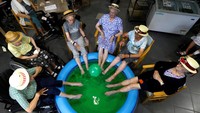 Penghuni rumah lansia Ter Biest mencelupkan kaki mereka ke dalam kolam saat gelombang panas menghantam Eropa, di Grimbergen, Belgia, Selasa, (19/7/2022).