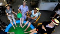 Staf di panti jompo Ter Biest, Belgia, membuat kolam berendam di ruang makan dan membagikan es krim. Hal itu dilakukan untuk membantu para lansia mengatasi gelombang panas yang melanda sebagian besar Eropa.