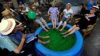 Sebagai gantinya, staf membagikan topi, memutar musik, dan membantu warga yang ingin mencelupkan kaki mereka ke kolam kecil.
