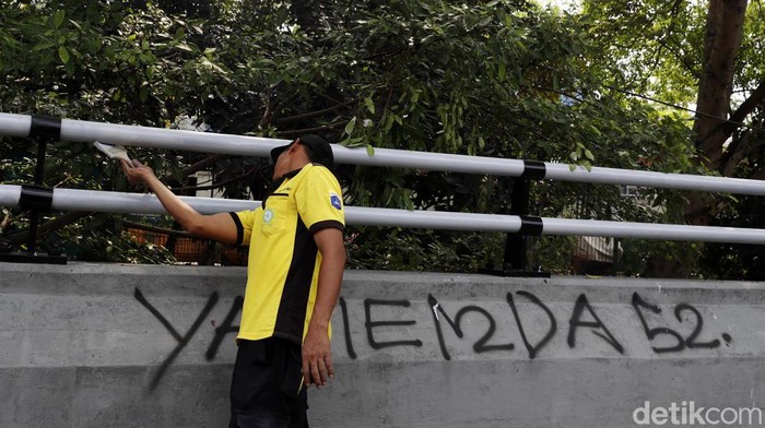 Besi Pembatas Jalan di Pasar Rebo Dicat Ulang Biar Kinclong Personel PPSU kembali dikerahkan untuk melakukan pengecatan ulang besi pembatas di Jalan Raya Bogor, Pasar Rebo, Jakarta Timur, Jumat (22/07/2022).