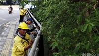 Sejumlah petugas mengecat pembatas besi dengan warna abu-abu.