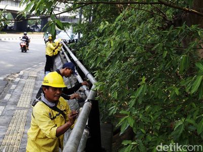 Biar Konclong, Besi Pembatas Jalan di Pasar Rebo Dicat Ulang