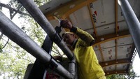 Besi pembatas dicat ulang agar terlihat rapi dan enak dipandang.