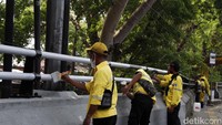 Kini besi pembatas terlihat kiclong dan rapi usai dilakukan pengecatan ulang.