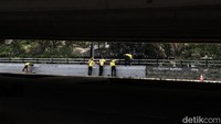 Sejumlah petugas PPSU melakukan pengecatan ulang besi pembatas di Jalan Raya Bogor, Pasar Rebo, Jakarta Timur, Jumat (22/7/2022).